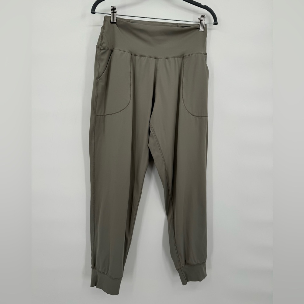 Oalka Sage Green Yoga Joggers EUC Women’s size L front pockets